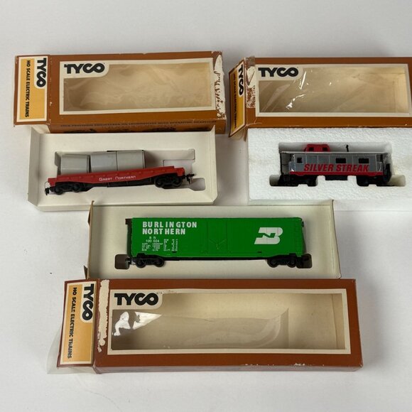 Tyco Vintage HO Scale Train Set Includes Burlington Northern Green Boxcar Great - Picture 7 of 7